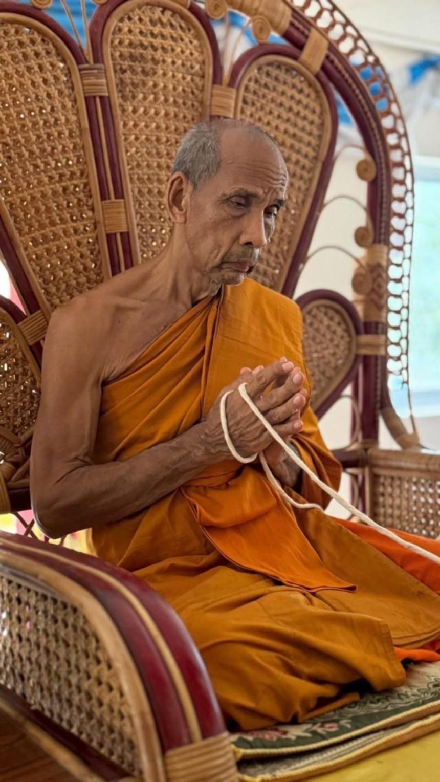 หลวงปู่จันทร์ โฆสกิตติโก สำนักสงฆ์นิพัทธ์ธรรมาภรณ์ บ้านห่องวารี ต.ตาโกน อ.เมืองจันทร์ จ.ศรีสะเกษ เปิดจองครับ