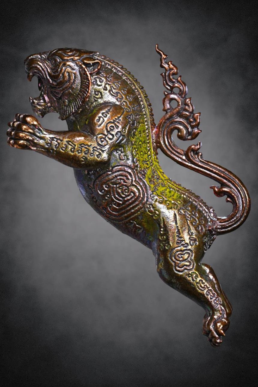 ขณะที่หลวงปู่นวล ท่านจำวัดอยู่ นั้น นิมิตปรากฏมีพระอินทร์แปลงกายมาเป็นเสือขวางหน้า ได้ยินเสียงแว่ว เปิดจองครับ