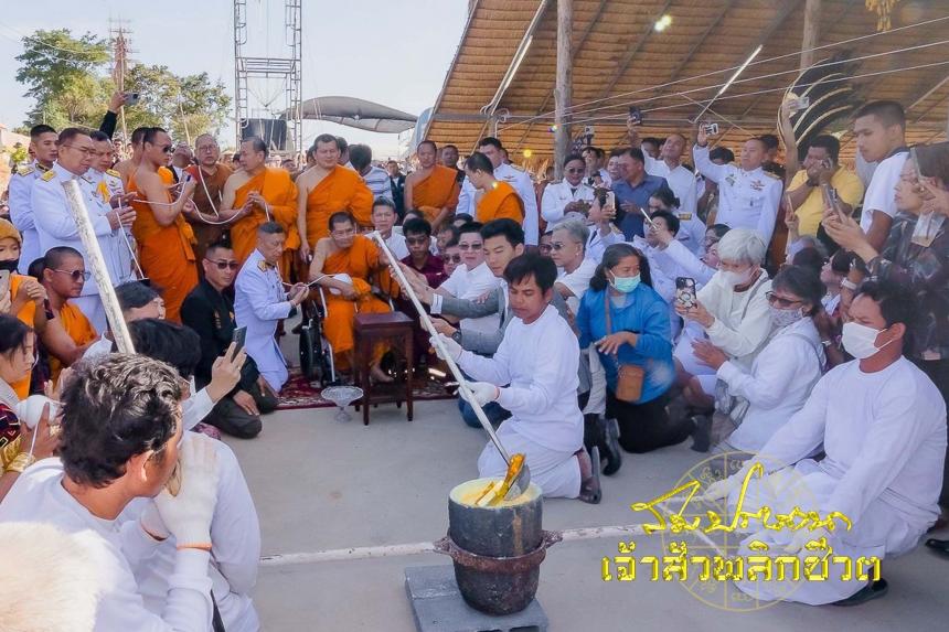 (หลวงปู่มหาศิลา  สิริจันโท) ประธานสงฆ์ธรรมอุทยานหลวงปู่ศิลา จังหวัดกาฬสินธ์ุ เปิดจอง