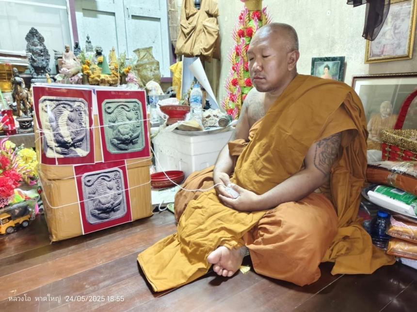 พระอาจารย์เอกวัฒน์  (ทวดเสือ) วัดโลการาม  อ.สิงหนคร  จ.สงขลา เปิดจอง