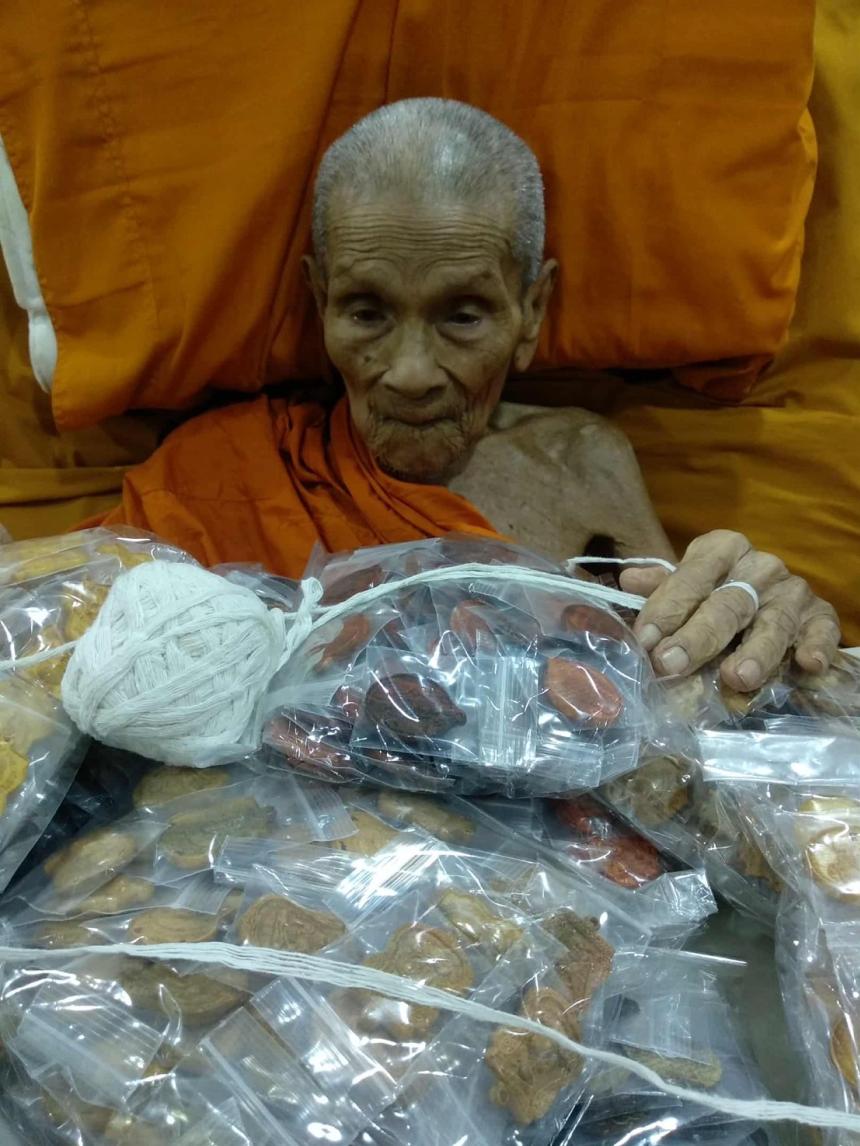 ไม้มงคลแกะสลัก พิมพ์ เลื่อนสมณศักดิ์ หลวงปู่ ทวด หลวงปู่อิ่ม เปิดจอง