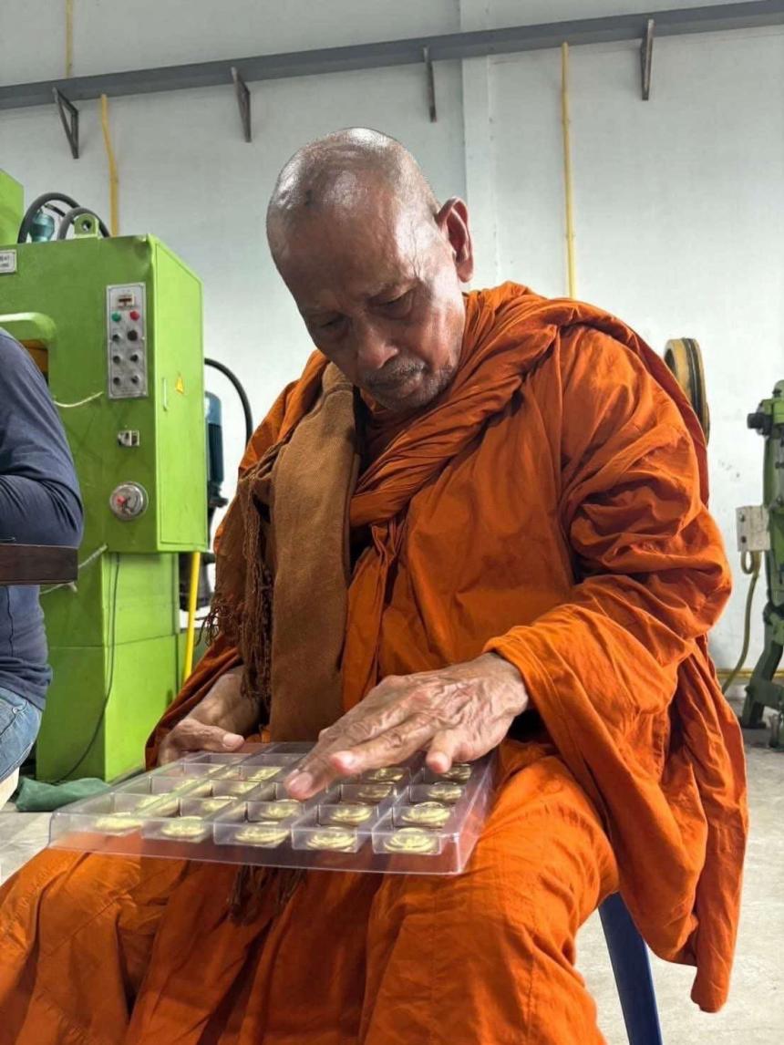 ตาหลวงนุ้ย ภูริปญฺโญ. วัดหน้าถ้ำเขาพังอิฐ จ.พัทลุง เปิดจองครับ
